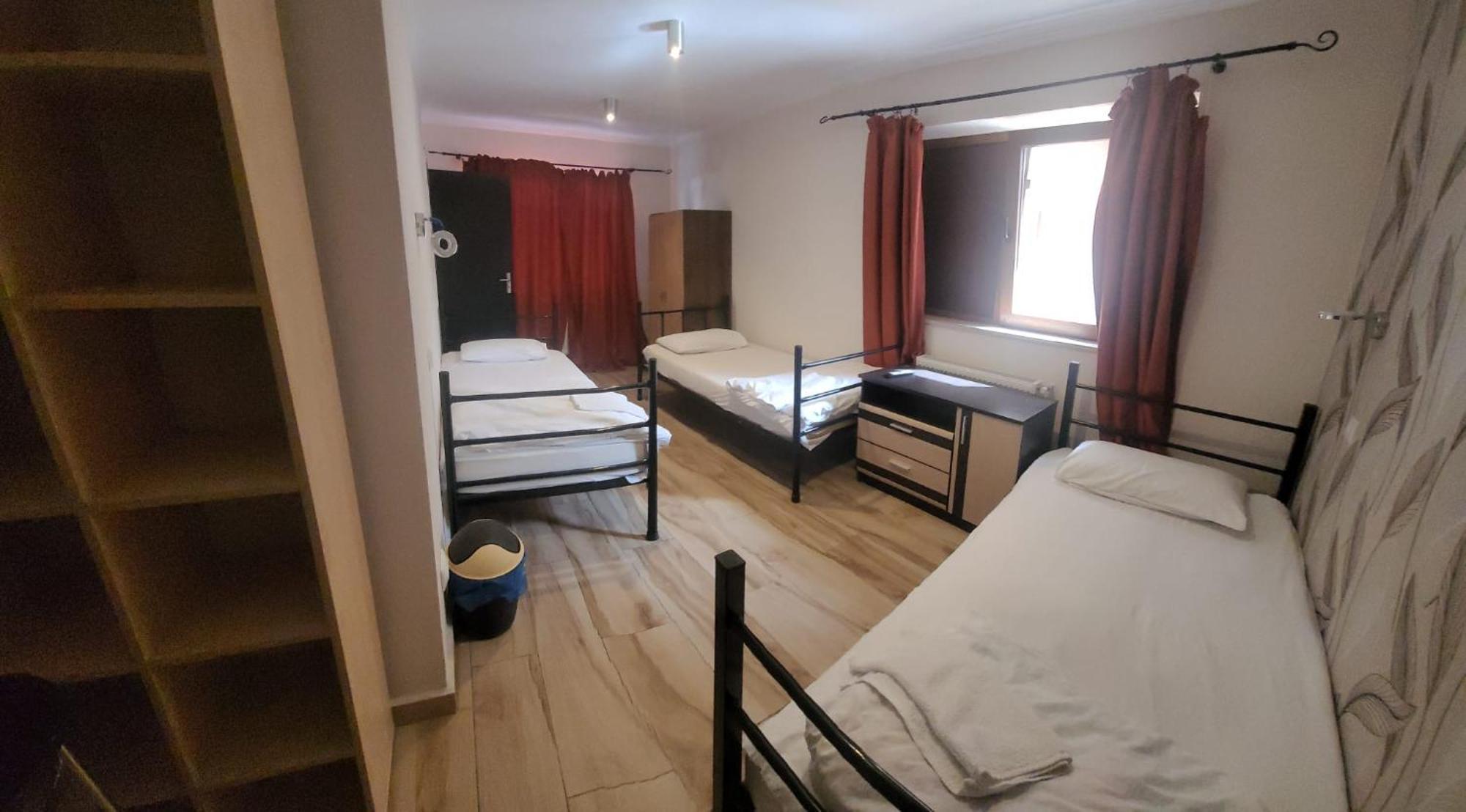 Byzanthin Hostel Бухарест Экстерьер фото